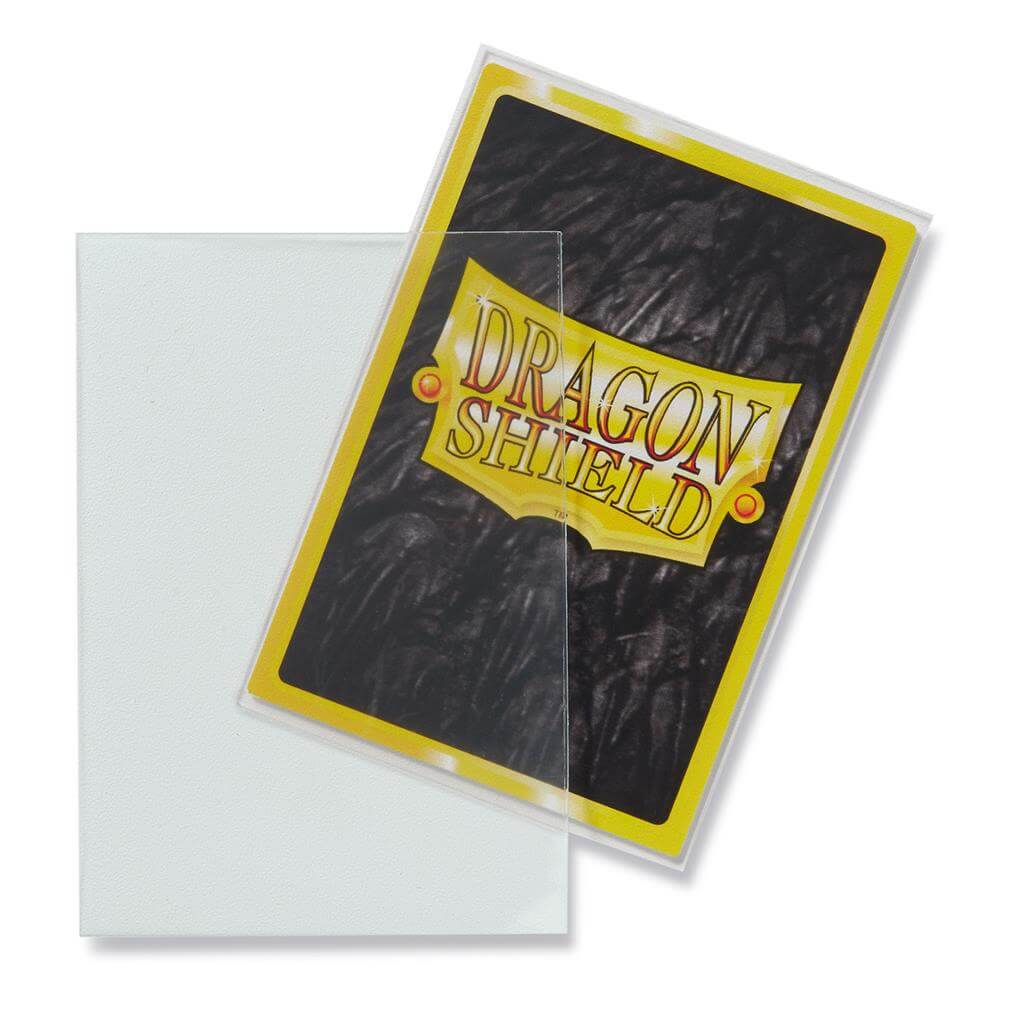 Accessoires Dragon Shield Matte Japanese Sleeves (59x86mm). Deze Sleeves zijn PVC vrij en geschikt voor kaartspellen, zoals: Yu-Gi-Oh!™ & Naruto™ enz. Een box bevat 60 Sleeves en is voorzien van een printed label om je favoriete deck te labelen. Kleur Sle