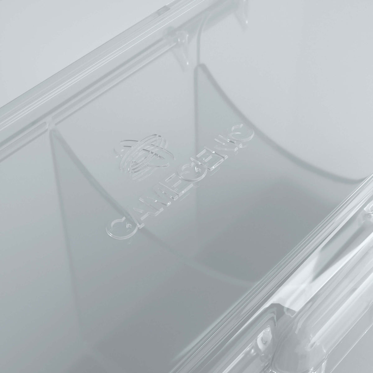 Accessoires Doorzichte Fourtress opbergbox waarin je volledige decks, dobbelstenen, tokens en 320 kaarten met dubbele sleeves kunt opbergen.