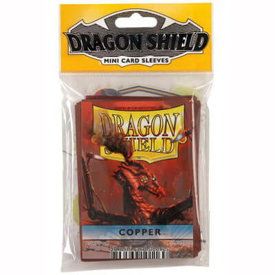 Accessoires Small-size Dragon Shield mini card sleeves (59x86mm) met origineel draken artwork. Deze sleeves zijn PVC-vrij en geschikt voor kaartspellen zoals: Yu-Gi-Oh!, Pokémon en Magic! TCG. Een pakje bevat 50 sleeves. Kleur sleeves: koperkleurig.