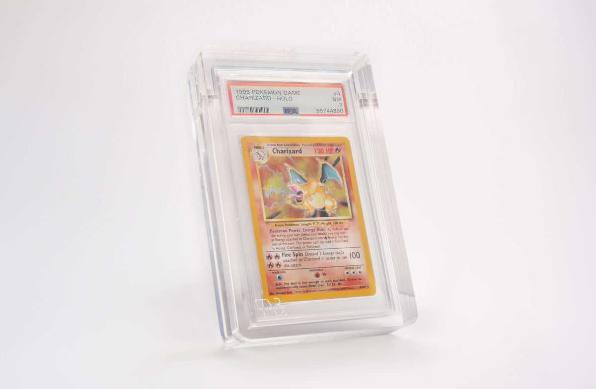 Accessoires Een luxe graded card display case van The Acrylic Box. Bevat sterkte magneten waarmee je de case dicht kan maken. Wordt geleverd zonder de kaarten getoond op de afbeeldingen.