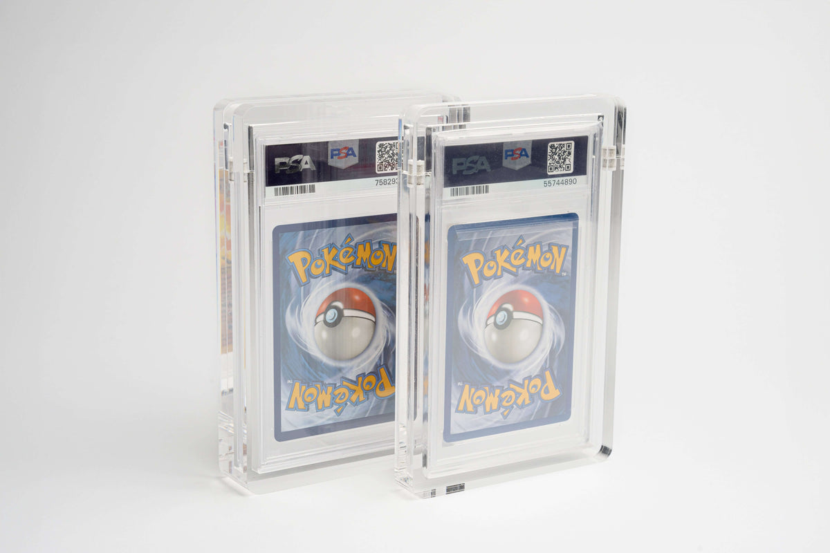Accessoires Een luxe graded card display case van The Acrylic Box. Bevat sterkte magneten waarmee je de case dicht kan maken. Wordt geleverd zonder de kaarten getoond op de afbeeldingen.