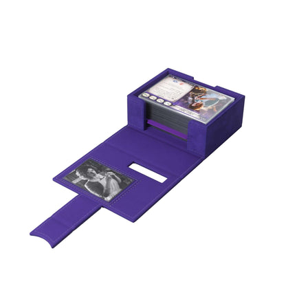 Accessoires Officially licensed premium deck box designed specifically for the needs of Arkham Horror: The Card Game players. The exclusive Arkham Horror Investigator Deck Tome is perfectly sized to hold a full investigator deck, even if the cards are sin