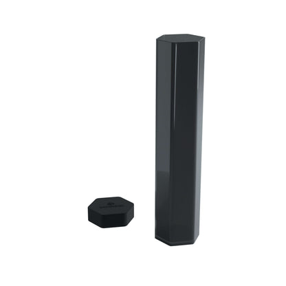 Accessoires Houd je speelmatten georganiseerd en beschermd. De Playmat Tube biedt een veilige opslagoplossing voor gestikte en ongestikte speelmatten in levendige, semi-transparante kleuren. Een zeshoekige vorm zorgt ervoor dat de buis niet over de tafel