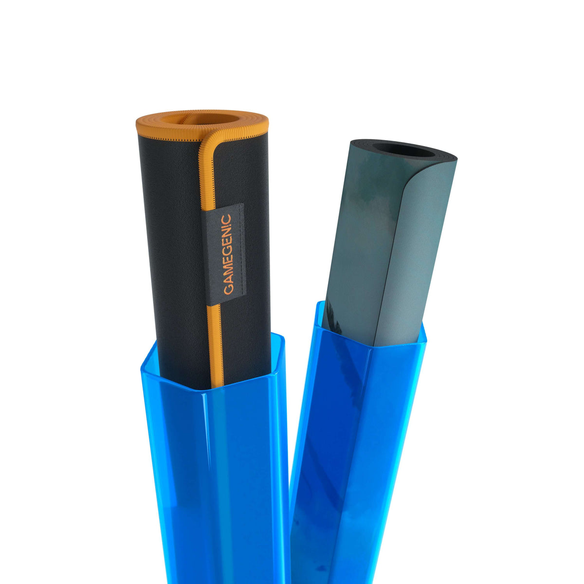 Accessoires Houd je speelmatten georganiseerd en beschermd. De Playmat Tube biedt een veilige opslagoplossing voor gestikte en ongestikte speelmatten in levendige, semi-transparante kleuren. Een zeshoekige vorm zorgt ervoor dat de buis niet over de tafel