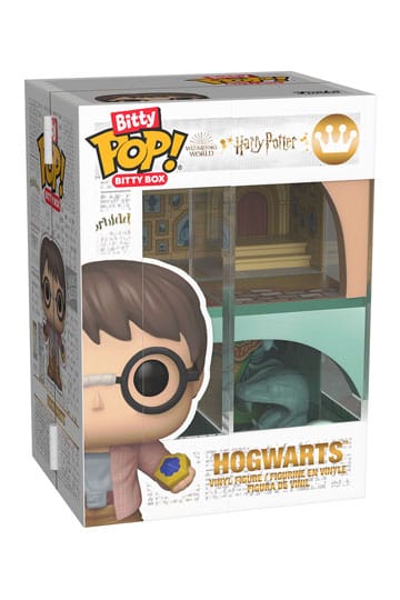 UITVERKOOP Breng de magie van Zweinstein tot leven met deze schattige Bitty POP! Bitty Box! Deze verzamelwaardige set bevat een miniatuur Harry Potter met een Chocolate Frog en een Ron Weasley met een Howler, allemaal gestoken in een stevig acryl display
