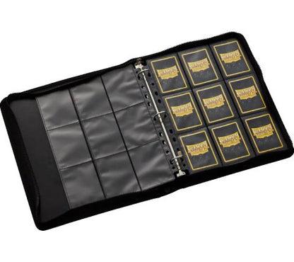Accessoires Voel de vurige kracht van Arcania’s Molten Fields en bescherm je kostbare kaarten met de exclusieve Zipster binder, dé keuze voor verzamelaars en traders. De stevige Dragon Skin cover beschermt tegen deukjes en kreukels, terwijl de 20 zij-inst