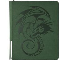 Accessoires De diepe, weelderige kleuren van een bosvloer, vol verborgen geheimen. Bewaar en show je kostbare kaarten veilig met de exclusieve Zipster binder, favoriet onder verzamelaars en traders. Onder de versterkte Dragon Skin cover blijven je kaarten