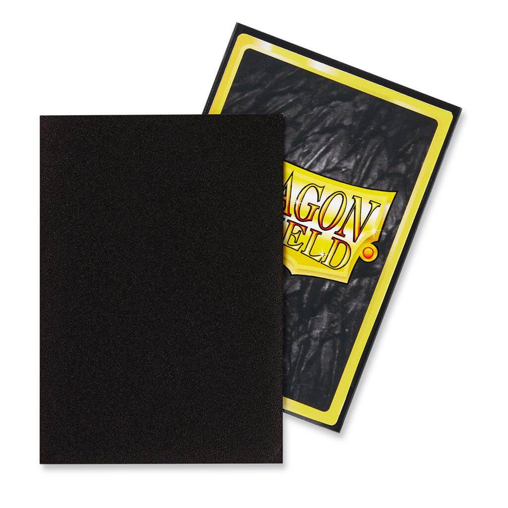 Accessoires Sleeves Dragon Shield Japanese- Black (59x86mm.). De sleeves zijn PVC vrij en geschikt voor kaartspellen, zoals Yu-Gi-Oh! en Naruto. Een box bevat 60 sleeves en is voorzien van een printed label om je favoriete deck te labelen.