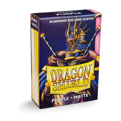 Accessoires Dragon Shield Matte Japanese Sleeves (59x86mm). Deze Sleeves zijn PVC vrij en geschikt voor kaartspellen, zoals: Yu-Gi-Oh!™ & Naruto™. Een box bevat 60 Sleeves en is voorzien van een printed label om je favoriete deck te labelen. Kleur Sleeves