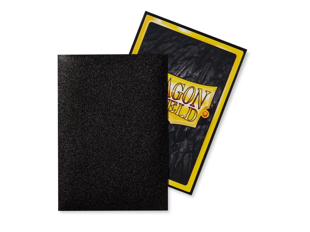 Accessoires Japanese-size Dragon Shield Matte sleeves voor smalle kaarten (59x86mm). Deze sleeves zijn PVC-vrij en geschikt voor kaartspellen zoals Yu-Gi-Oh! TCG en Naruto. Een box bevat 60 sleeves en is voorzien van een printed label om je favoriete deck
