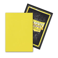 Accessoires Lightning, bold and impactful: Japanese size Dragon Shield Dual Matte sleeves. Clear front and a textured matte back. Fully opaque sleeves with a black interior, an elegant backdrop for black bordered cards.Comes in a box with 60 sleeves. The