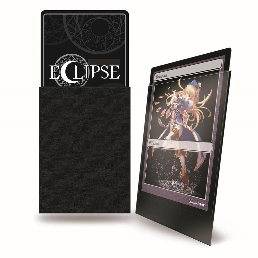 Accessoires Deze Eclipse PRO-Matte Deck Protector sleeves verbergen de kaartrug volledig met een extra laag ondoorzichtig zwart materiaal. Als onderdeel van de PRO-Matte-lijn gebruiken de Eclipse sleeves mat transparant materiaal om de voorzijde van de ka