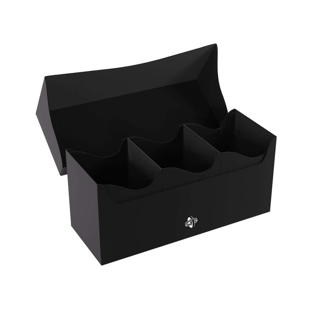 Accessoires Opbergbox die geschikt is voor vier complete kaartendecks of tot maximaal 300 kaarten met dubbele sleeves.