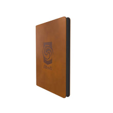 UITVERKOOP Keep your Altered® card collection safe – with elegance! The officially licensed Altered® Zip-Up Album is a great way to collect and organize your valuable Altered® cards. The album is covered with a premium retro leatherette surface that is co