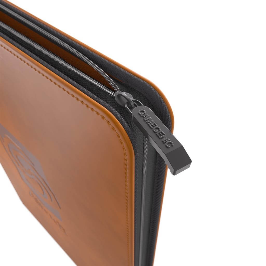 UITVERKOOP Keep your Altered® card collection safe – with elegance! The officially licensed Altered® Zip-Up Album is a great way to collect and organize your valuable Altered® cards. The album is covered with a premium retro leatherette surface that is co