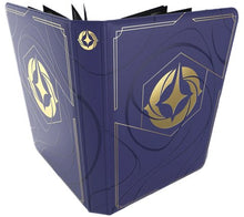 Lorcana eze premium 9 pocket binder van UltraPro voor Lorcana in stijlvolle lederlook! Ruimte voor maximaal 252 kaarten. Ritssluiting voor veilige opslag. Hoogwaardig design met goudkleurig Disney Lorcana-logo. Een passende binder om uw collectie weer te