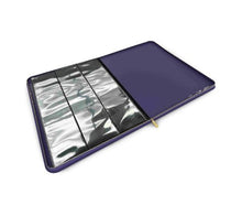 Lorcana eze premium 9 pocket binder van UltraPro voor Lorcana in stijlvolle lederlook! Ruimte voor maximaal 252 kaarten. Ritssluiting voor veilige opslag. Hoogwaardig design met goudkleurig Disney Lorcana-logo. Een passende binder om uw collectie weer te