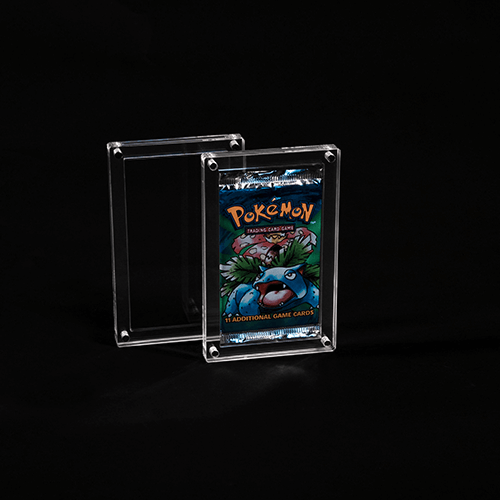 Accessoires Een luxe booster pack case van The Acrylic Box. Bevat sterkte magneten waarmee je de case dicht kan maken. Wordt geleverd zonder de booster pack getoond op de afbeeldingen.