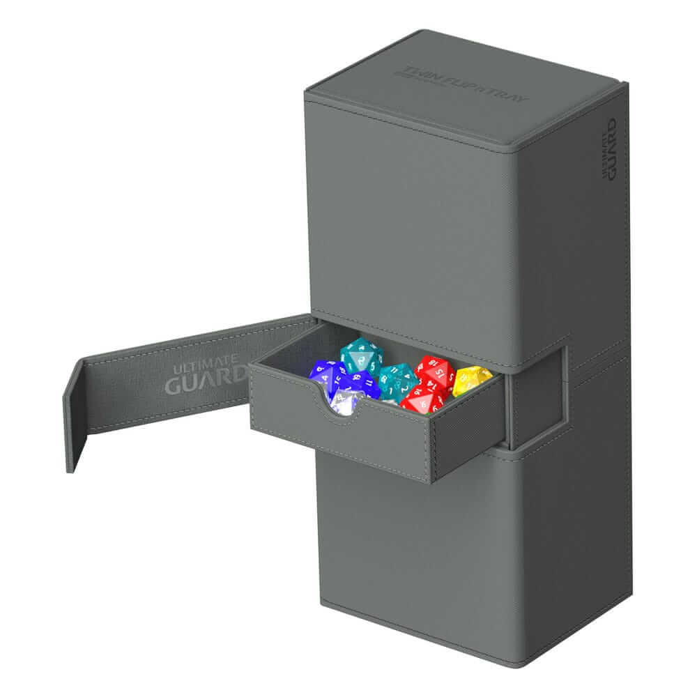 Accessoires Twice the room for big decks!The same Twin Flip'n'Tray you already know, but bigger! Specially designed for Commander/EDH** decks, the 2022 Exclusive Twin Flip'n'Tray 266+ has room for all kinds of large and regular decks in double or single s
