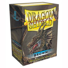 Accessoires Standard-size Dragon Shield sleeves (63x88mm) met origineel draken artwork. Deze sleeves zijn PVC-vrij en geschikt voor kaartspellen zoals Magic: The Gathering, Pokémon TCG en Lord of the Rings TCG.Een box bevat 100 sleeves en is voorzien van