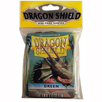 Accessoires Small-size Dragon Shield mini card sleeves (59x86mm) met origineel draken artwork. Deze sleeves zijn PVC-vrij en geschikt voor kaartspellen zoals: Yu-Gi-Oh!, Pokémon en Magic! TCG. Een pakje bevat 50 sleeves. Kleur sleeves: groen.