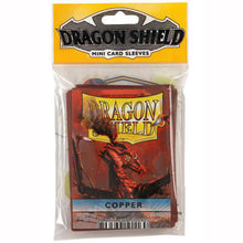 Accessoires Small-size Dragon Shield mini card sleeves (59x86mm) met origineel draken artwork. Deze sleeves zijn PVC-vrij en geschikt voor kaartspellen zoals: Yu-Gi-Oh!, Pokémon en Magic! TCG. Een pakje bevat 50 sleeves. Kleur sleeves: koperkleurig.