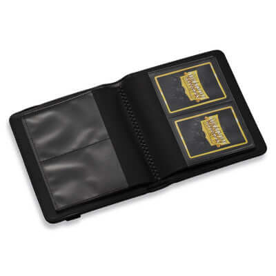 Accessoires Iedere Portfolio heeft een zachte, gevoerde hoes met een brede elastische sluitband en alle pagina's hebben afgeronde hoeken. De Portfolio is geschikt voor maximaal 80 kaarten.