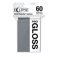Accessoires Deze Eclipse Gloss Deck Protector sleeves verbergen de kaartrug volledig met een extra laag ondoorzichtig zwart materiaal. Elke verpakking bevat 60 sleeves. Dit product is geschikt voor smalle 62 x 89 (Yu-Gi-Oh!) speelkaarten.