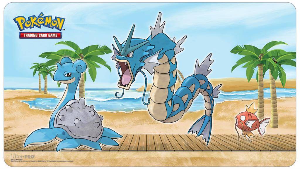 Pokémon Speelmat met artwork van Pokémon TCG: Gallery Series Seaside met de karakters Gyrados, Lapras en Magikarp. Afmetingen: 24x13,5 inch (ongeveer 61x34 cm). Ideaal om te zorgen dat je speelkaarten niet beschadigen. De rubberen achterzijde zorgt er tev