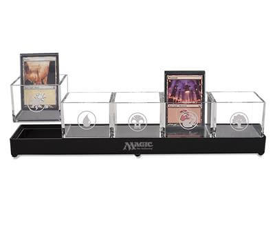 Accessoires Fraai vormgegeven Land Station voor je Magic: The Gathering landkaarten. Dit station bevat 5 uitneembare kaarthouders (elk geëngraveerd met 1 mana symbool) in een zwart plateau. Elke kaarthouder is geschikt voor 100+ kaarten (met of zonder sle
