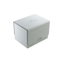 Accessoires Deze witte, aanpasbare Sidekick deckbox is geschikt voor een deck van 100 kaarten met dubbele sleeves.