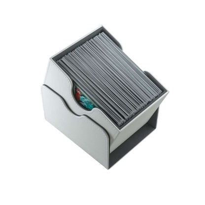 Accessoires Deze witte, aanpasbare Sidekick deckbox is geschikt voor een deck van 100 kaarten met dubbele sleeves.