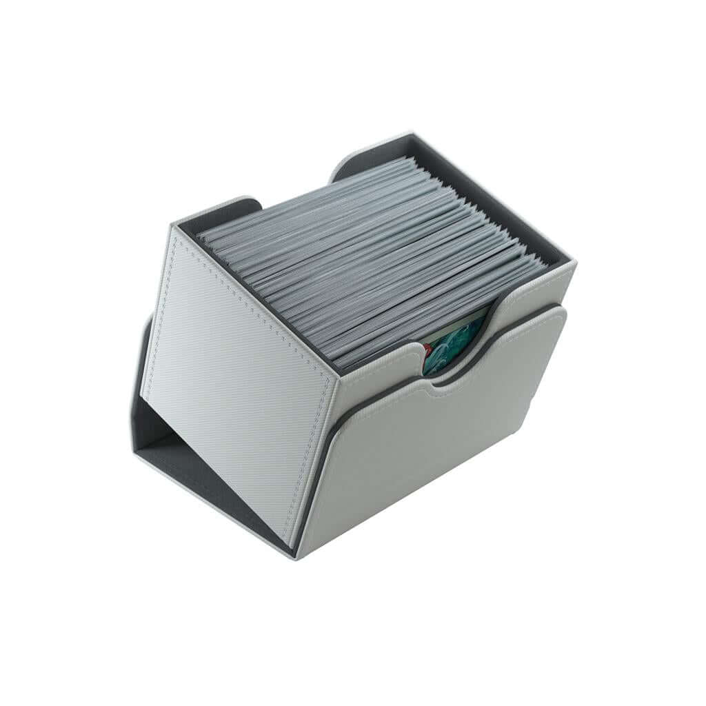 Accessoires Deze witte, aanpasbare Sidekick deckbox is geschikt voor een deck van 100 kaarten met dubbele sleeves.