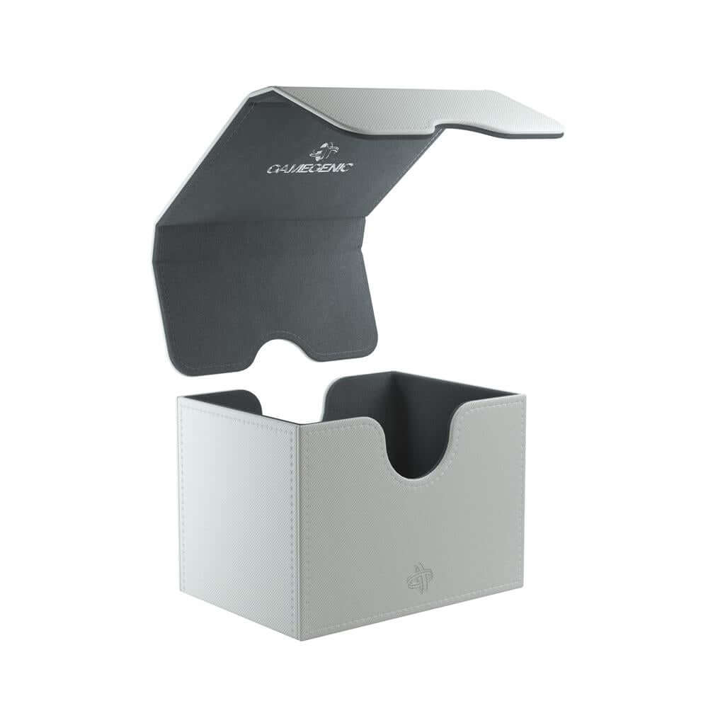 Accessoires Deze witte, aanpasbare Sidekick deckbox is geschikt voor een deck van 100 kaarten met dubbele sleeves.