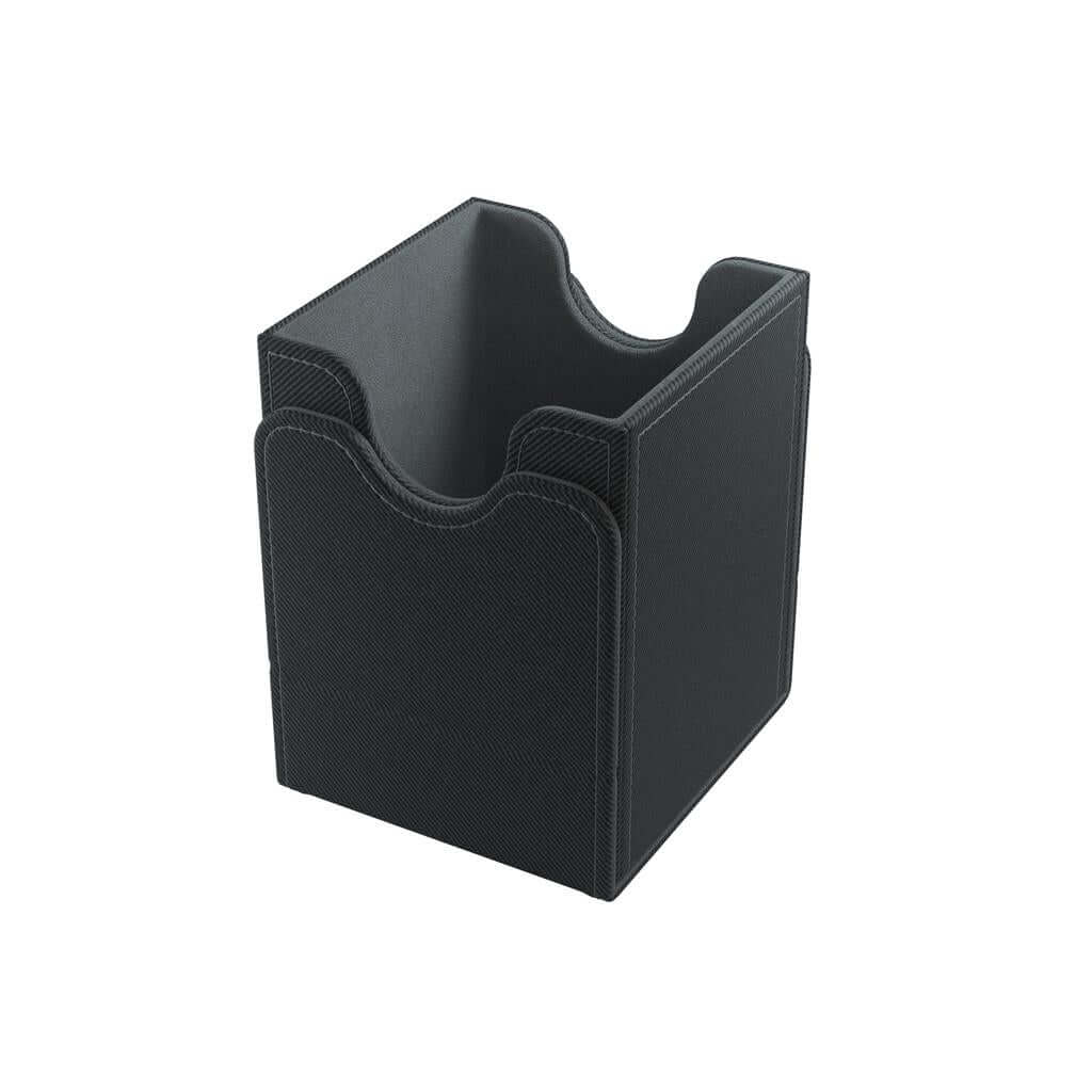 Accessoires Deze zwarte, aanpasbare Squire deckbox is geschikt voor een deck van 100 kaarten met dubbele sleeves.