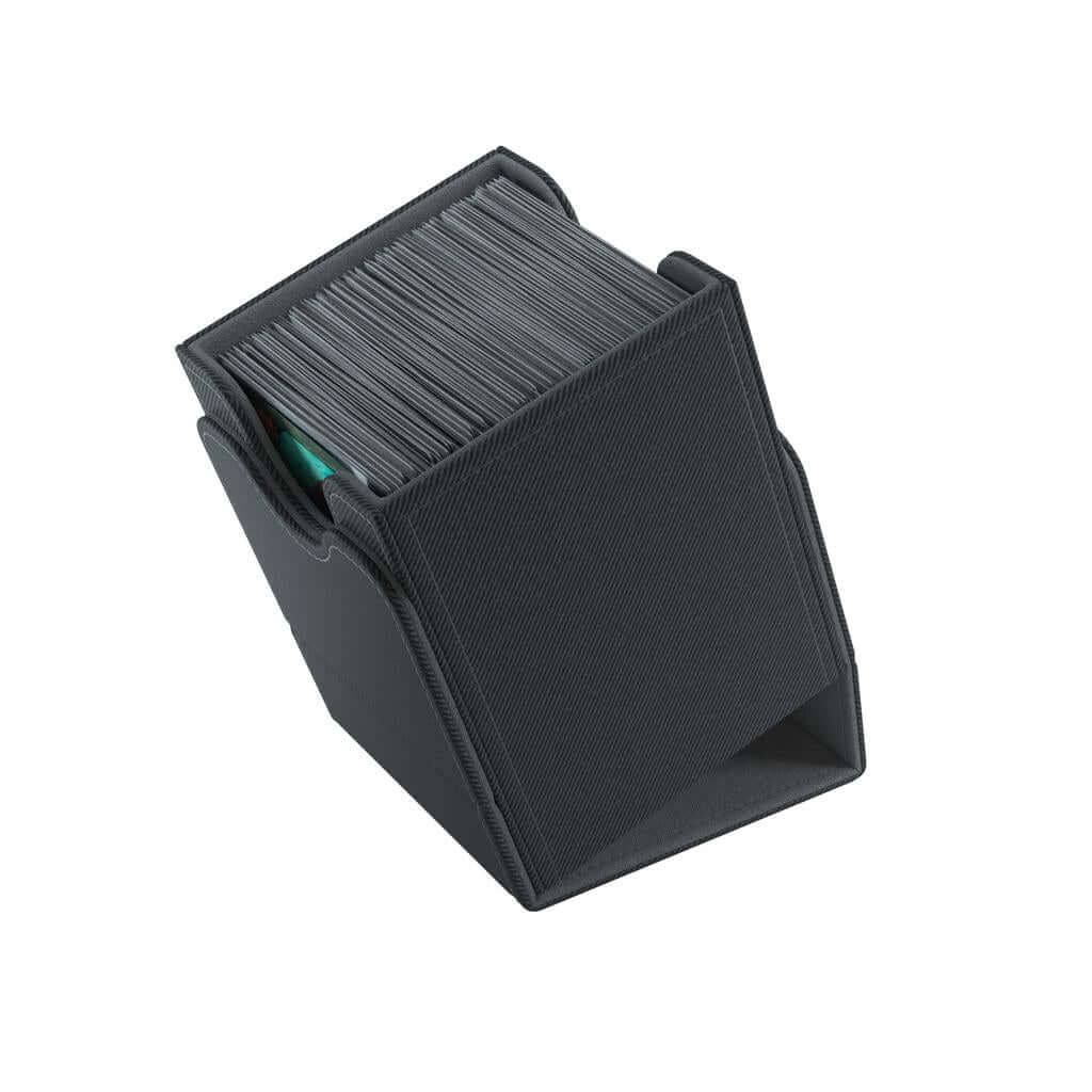 Accessoires Deze zwarte, aanpasbare Squire deckbox is geschikt voor een deck van 100 kaarten met dubbele sleeves.