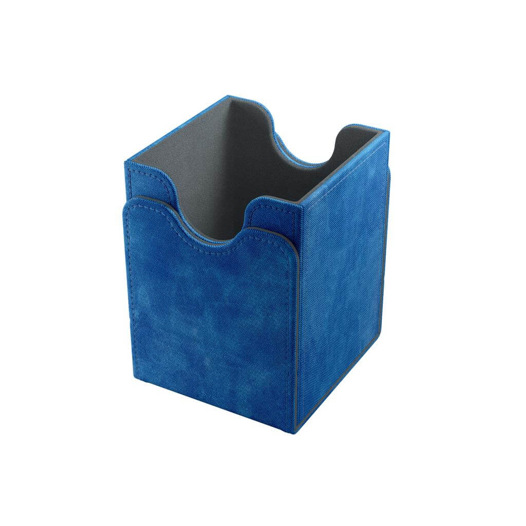 Accessoires Deze blauwe, aanpasbare Squire deckbox is geschikt voor een deck van 100 kaarten met dubbele sleeves.
