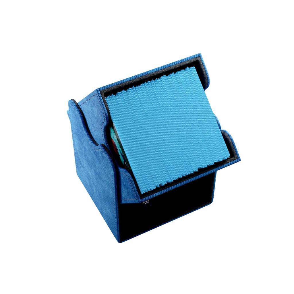 Accessoires Deze blauwe, aanpasbare Squire deckbox is geschikt voor een deck van 100 kaarten met dubbele sleeves.