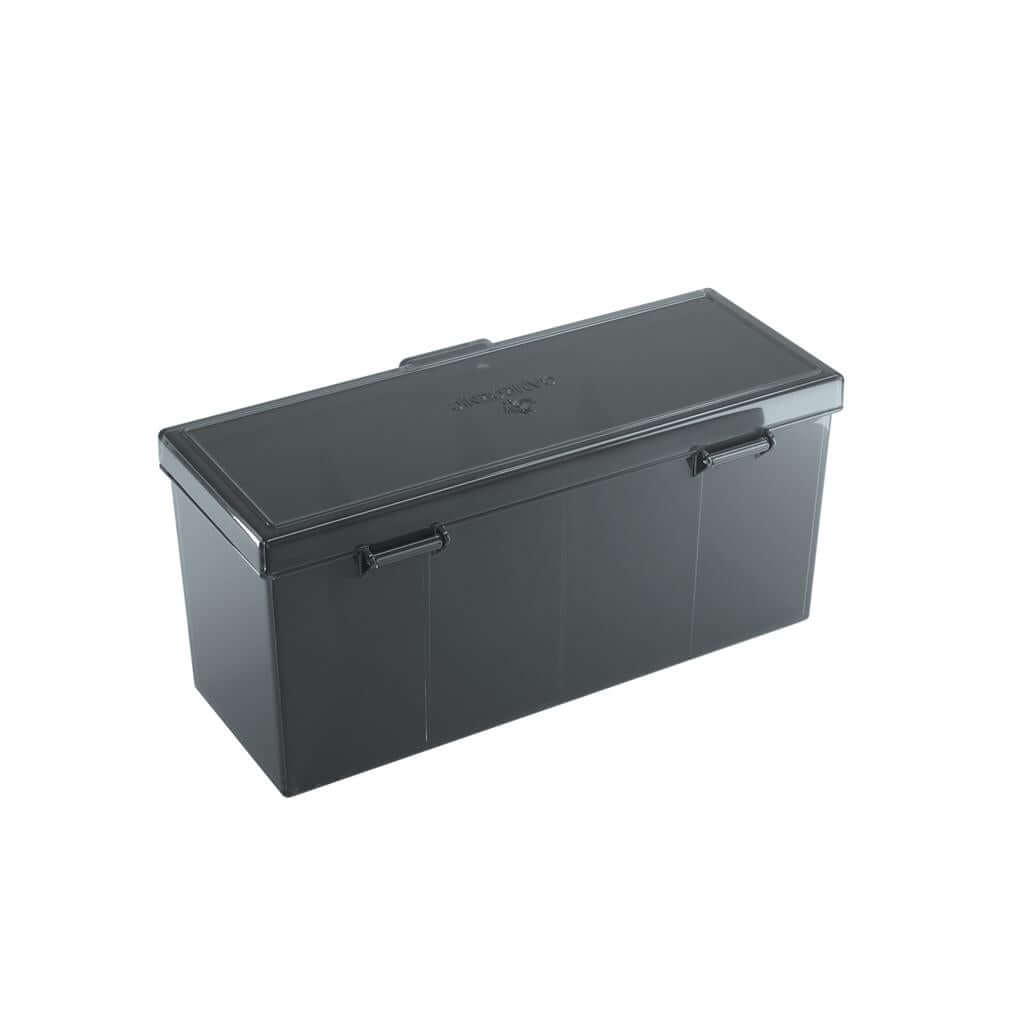 Accessoires Zwarte Fourtress opbergbox waarin je volledige decks, dobbelstenen, tokens en 320 kaarten met dubbele sleeves kunt opbergen.