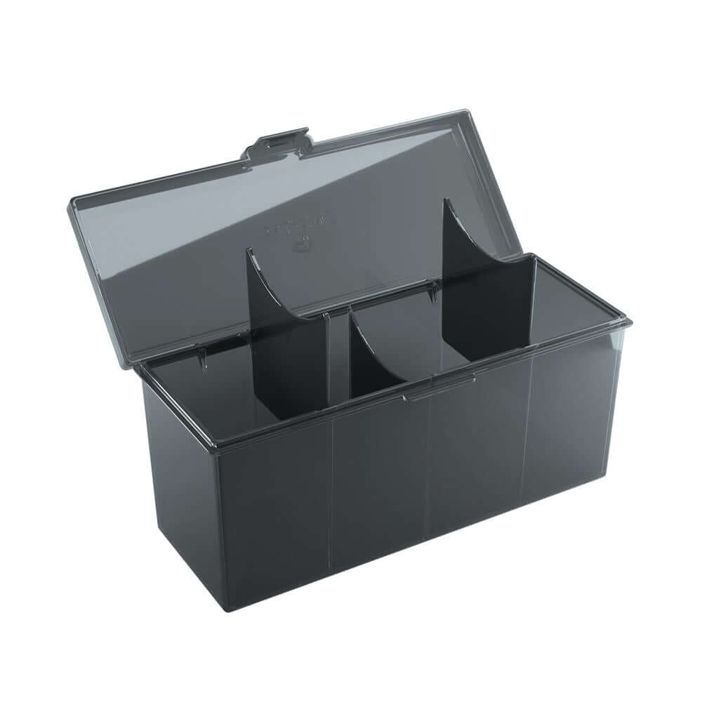 Accessoires Zwarte Fourtress opbergbox waarin je volledige decks, dobbelstenen, tokens en 320 kaarten met dubbele sleeves kunt opbergen.