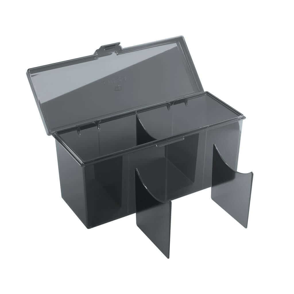 Accessoires Zwarte Fourtress opbergbox waarin je volledige decks, dobbelstenen, tokens en 320 kaarten met dubbele sleeves kunt opbergen.