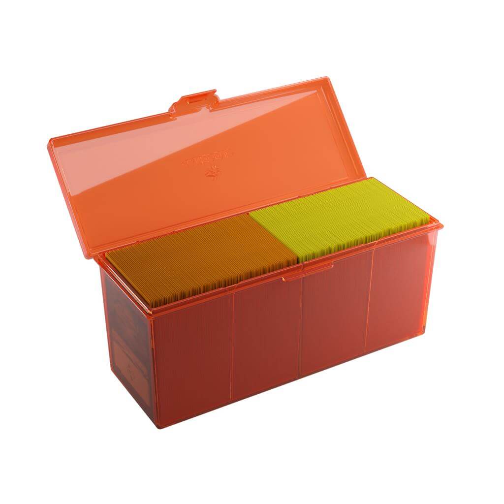 Accessoires Rode Fourtress opbergbox waarin je volledige decks, dobbelstenen, tokens en 320 kaarten met dubbele sleeves kunt opbergen.