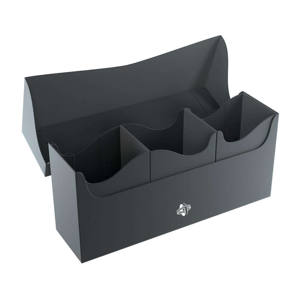 Accessoires Opbergbox die geschikt is voor drie complete kaartendecks of tot maximaal 240 kaarten met dubbele sleeves.