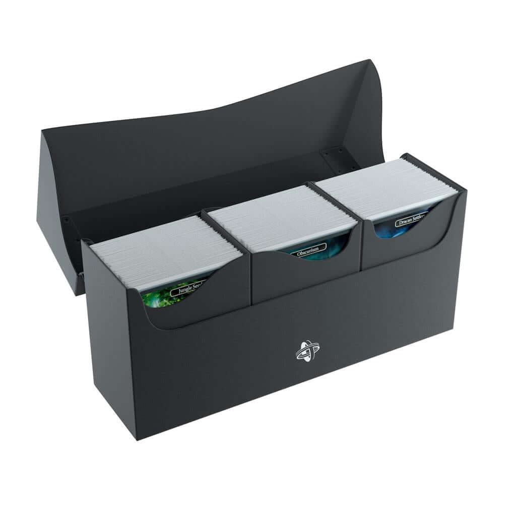 Accessoires Opbergbox die geschikt is voor drie complete kaartendecks of tot maximaal 240 kaarten met dubbele sleeves.