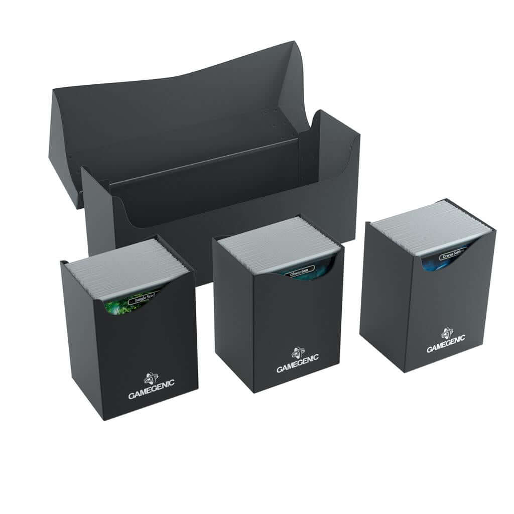 Accessoires Opbergbox die geschikt is voor drie complete kaartendecks of tot maximaal 240 kaarten met dubbele sleeves.