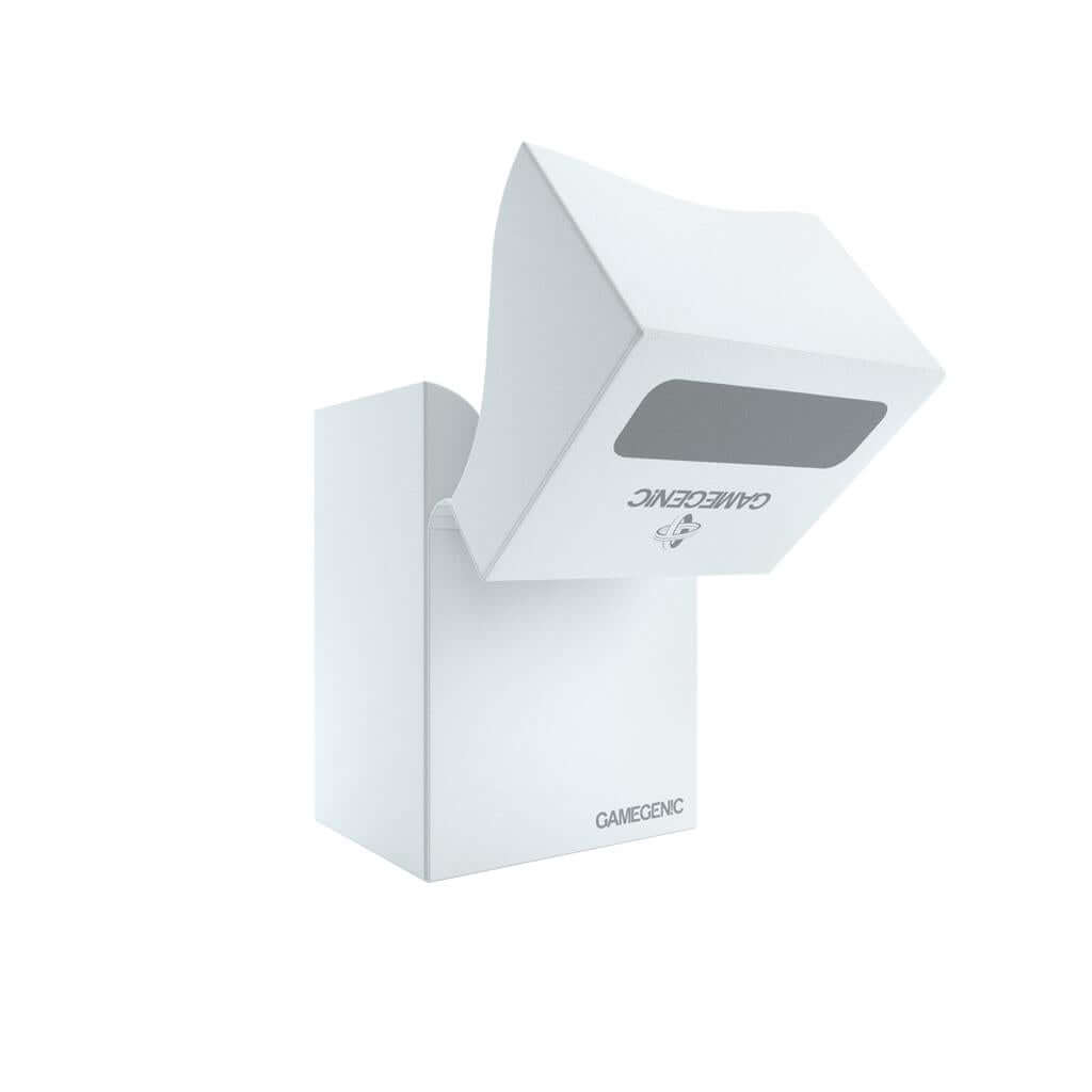 Accessoires Witte, casual deckbox die geschikt is voor het beschermen en opbergen van maximaal 80 kaarten met dubbele sleeves.