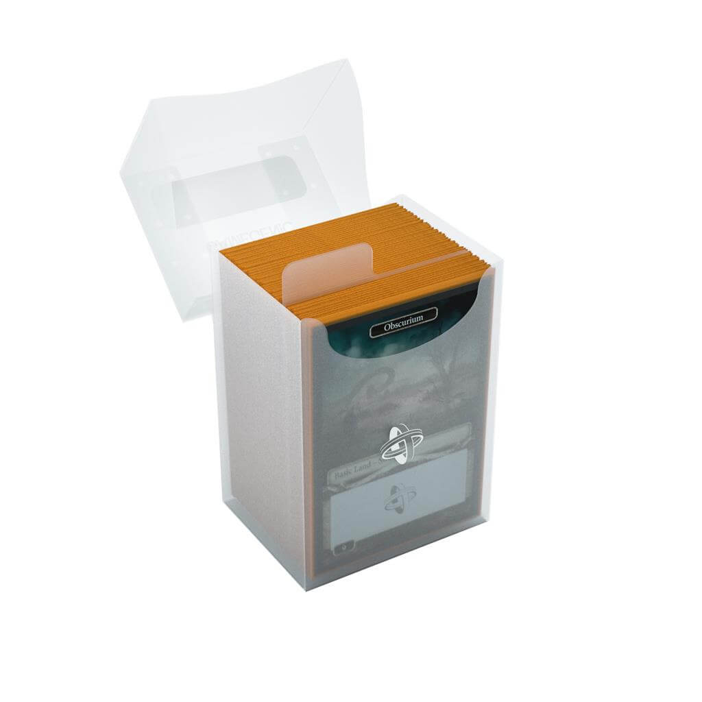 Accessoires Transparante, casual deckbox die geschikt is voor het beschermen en opbergen van maximaal 80 kaarten met dubbele sleeves.