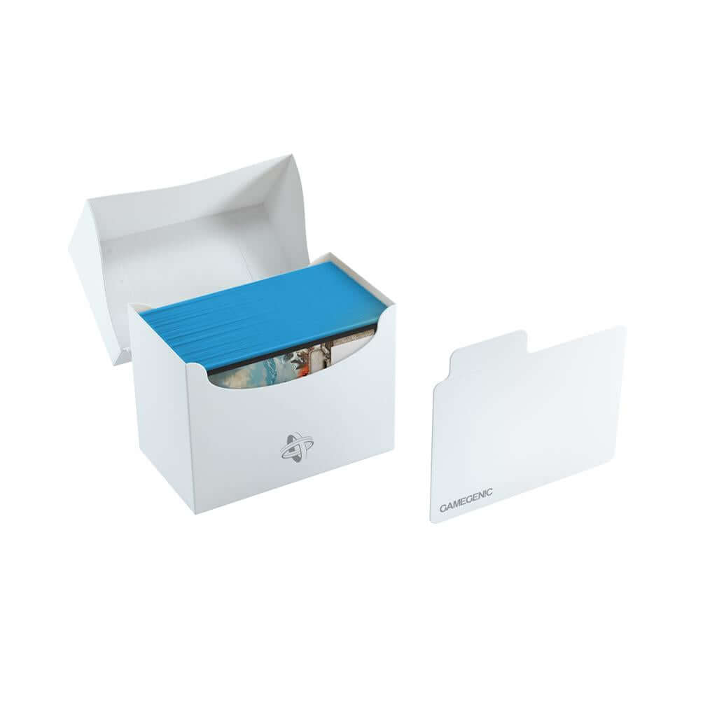 Accessoires Witte, casual sideloading deckbox die geschikt is voor het beschermen en opbergen van maximaal 80 kaarten met dubbele sleeves.