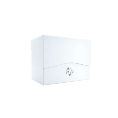 Accessoires Witte, casual sideloading deckbox die geschikt is voor het beschermen en opbergen van maximaal 80 kaarten met dubbele sleeves.