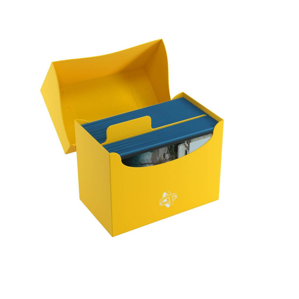 Accessoires Gele, casual sideloading deckbox die geschikt is voor het beschermen en opbergen van maximaal 80 kaarten met dubbele sleeves.